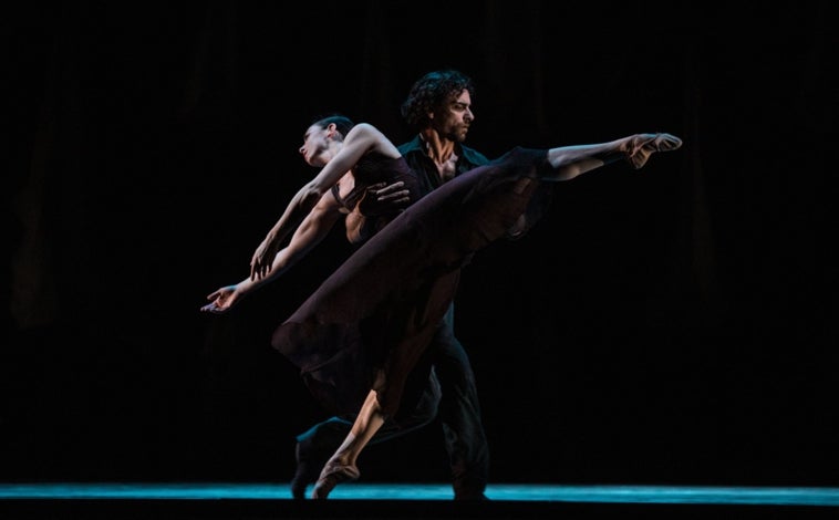 Imagen principal - Arriba, 'White Darkness', de Nacho Duato. Izquierda, 'Carmen' de Johan Inger, Derecha 'La Sylphide' de Joaquín De Luz