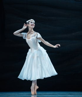 Imagen secundaria 2 - Arriba, 'White Darkness', de Nacho Duato. Izquierda, 'Carmen' de Johan Inger, Derecha 'La Sylphide' de Joaquín De Luz