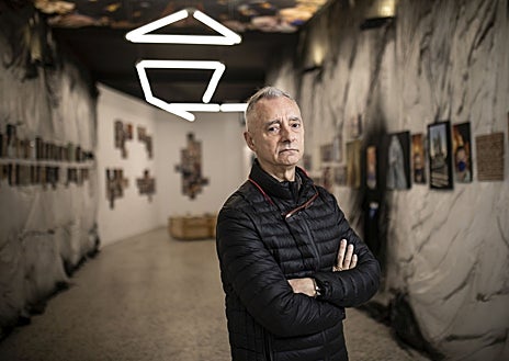 Imagen secundaria 1 - De arriba abajo, Maribel Nazco en ARCO'24; Roberto González Fernández en Arriaza; y el galerista José de la Mano