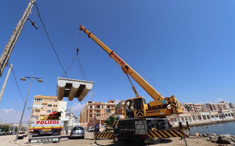 Imagen principal - La grúa ayuda a colocar la infraestructura que dará soporte a los arqueólogos sobre el Mazarrón 2. A la derecha, examinando la caja fuerte en 2023