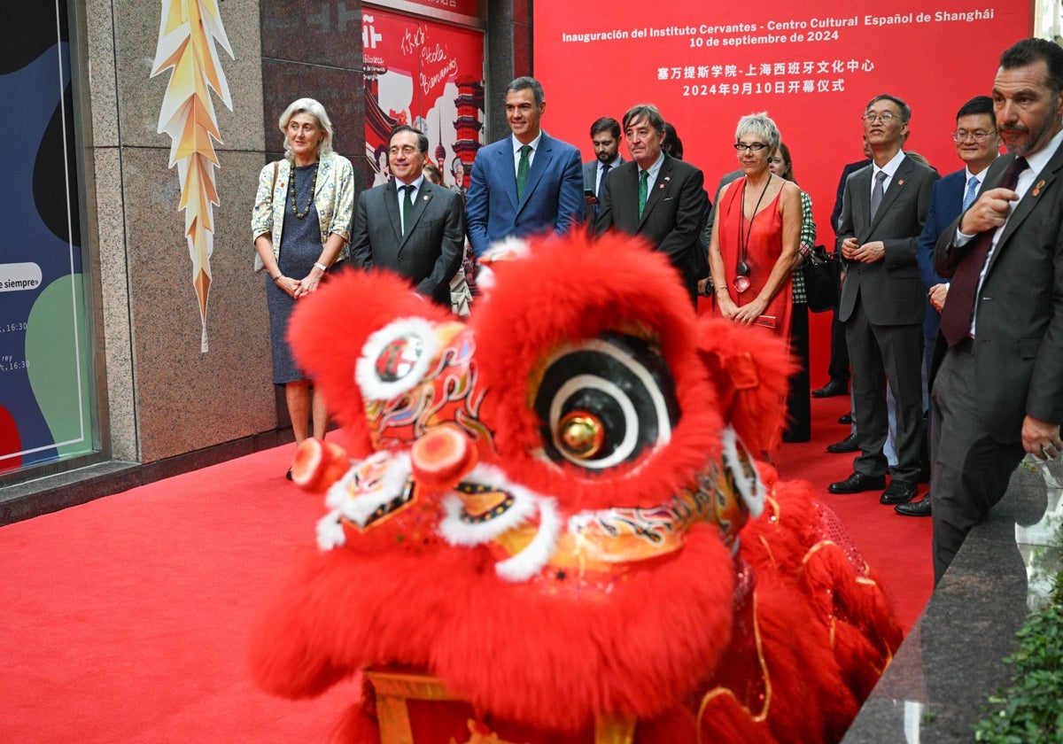 Pedro Sánchez, entre el ministro de Exteriores José Manuel Albares y el director del Instituto Cervantes Luis García Montero, durante la inauguración del nuevo centro en Shanghái