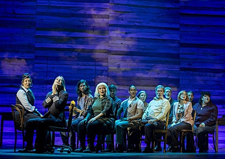 Imagen secundaria 1 - Los protagonistas reales del musical junto a los intérpretes que los encarnan; una escena de la función; y Carla Calabrese, su directora