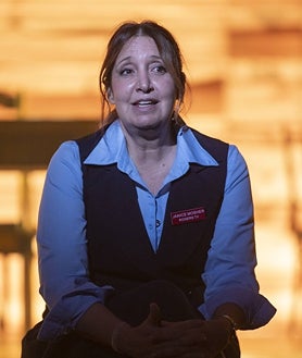 Imagen secundaria 2 - Los protagonistas reales del musical junto a los intérpretes que los encarnan; una escena de la función; y Carla Calabrese, su directora