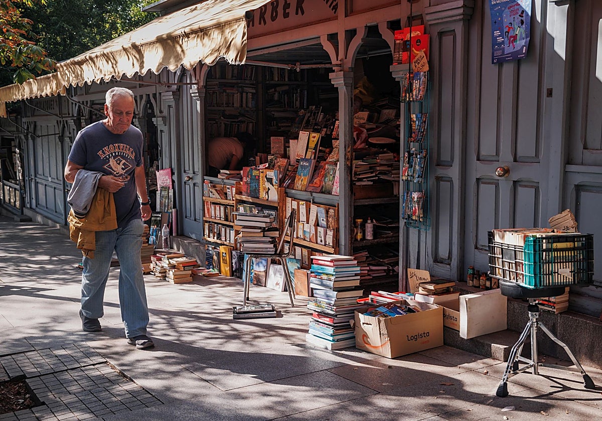 Un librero en la cuesta de Moyano