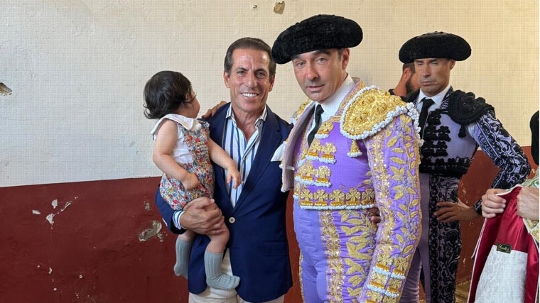 Juan Pedro Galán, que sostiene en brazos a su hija, con Ponce en El Puerto este verano