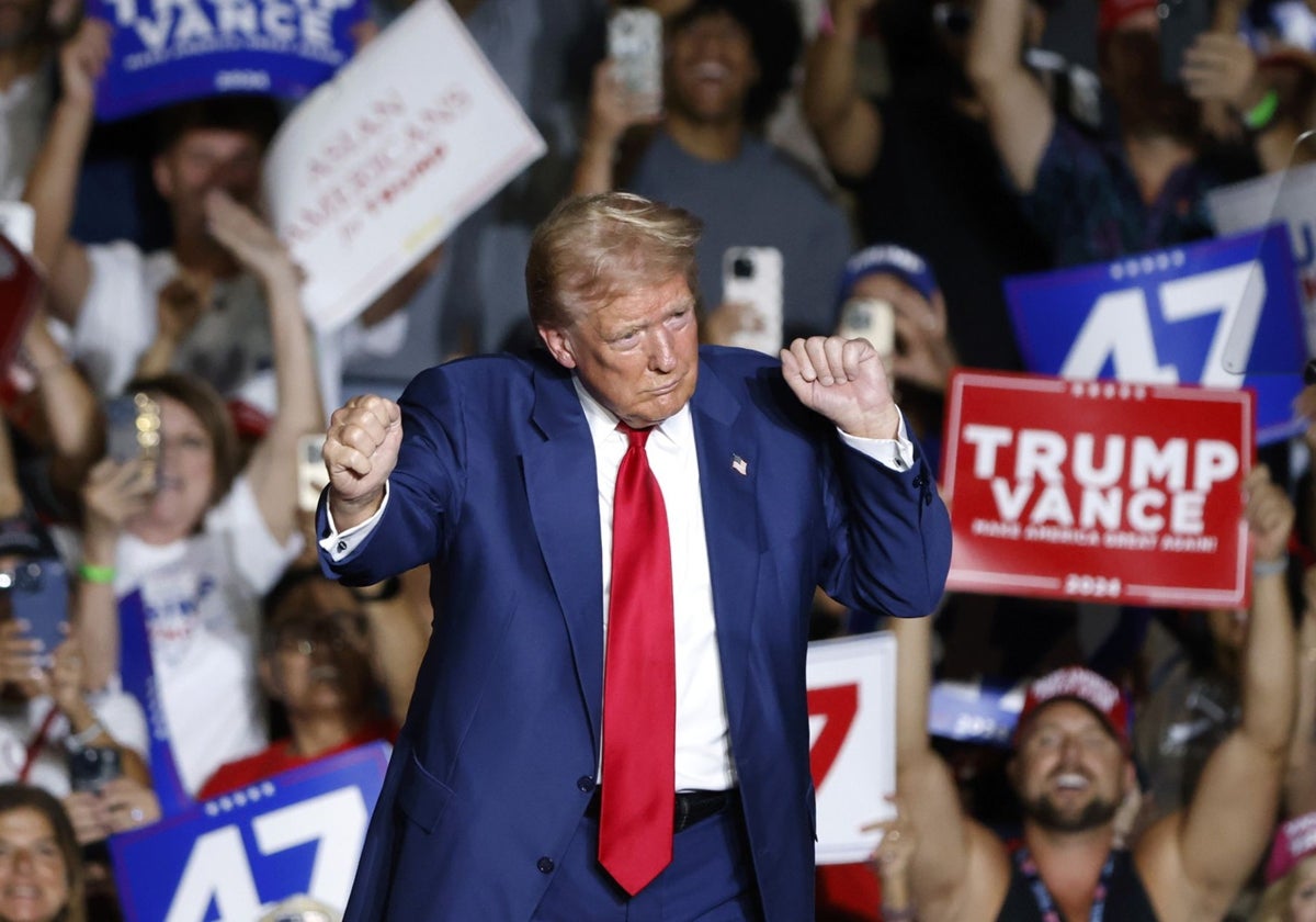Donald Trump baila durante un mitin en Las Vegas