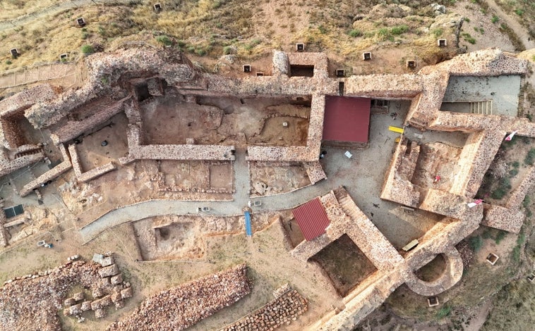 Imagen principal - Vista cenital del castillo de Montiel y elementos encontrados: hebillas con heráldica del campo de batalla y sello parroquial de Nuestra Señora de la Estrella