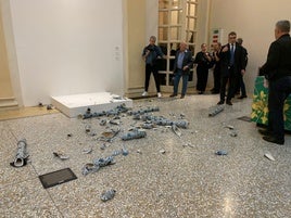 Un hombre destroza una escultura de Ai Weiwei en la inauguración de una exposición en Italia