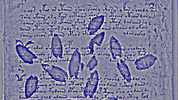 Imagen después - Detalle de la hoja del manuscrito con los tres alfabetos en su margen derecha en una fotografía y una imagen multiespectral