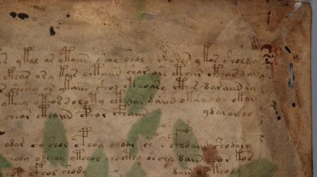 Imagen antes - Detalle de la hoja del manuscrito con los tres alfabetos en su margen derecha en una fotografía y una imagen multiespectral