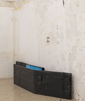 Imagen secundaria 2 - De arriba abajo, algunos visitantes de la galería Alegría en L'hospitalet observan una obra de Jorge Diezma; 'Noi de Poble', de Carles Congost (House of Chappaz); e instalación de Mario Santamaría en Dilalica