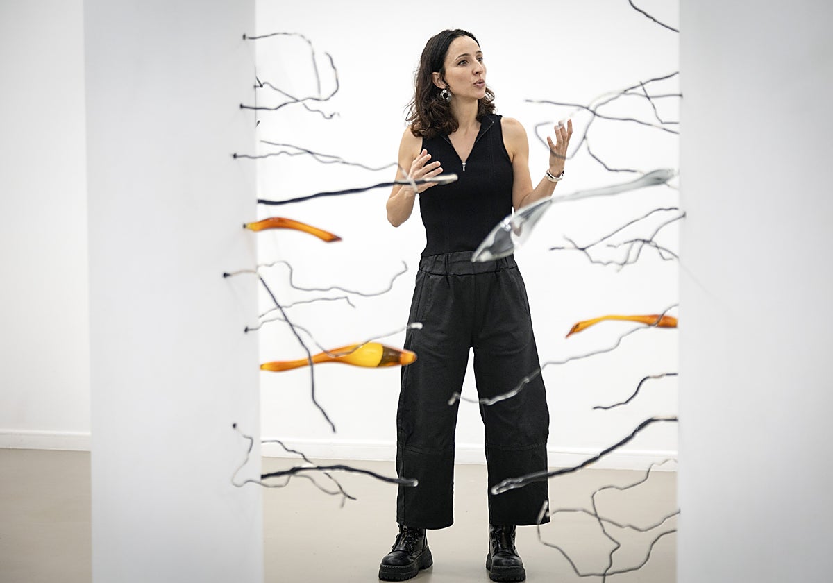 Lara Fluxà explica sus piezas en Bombón Projects