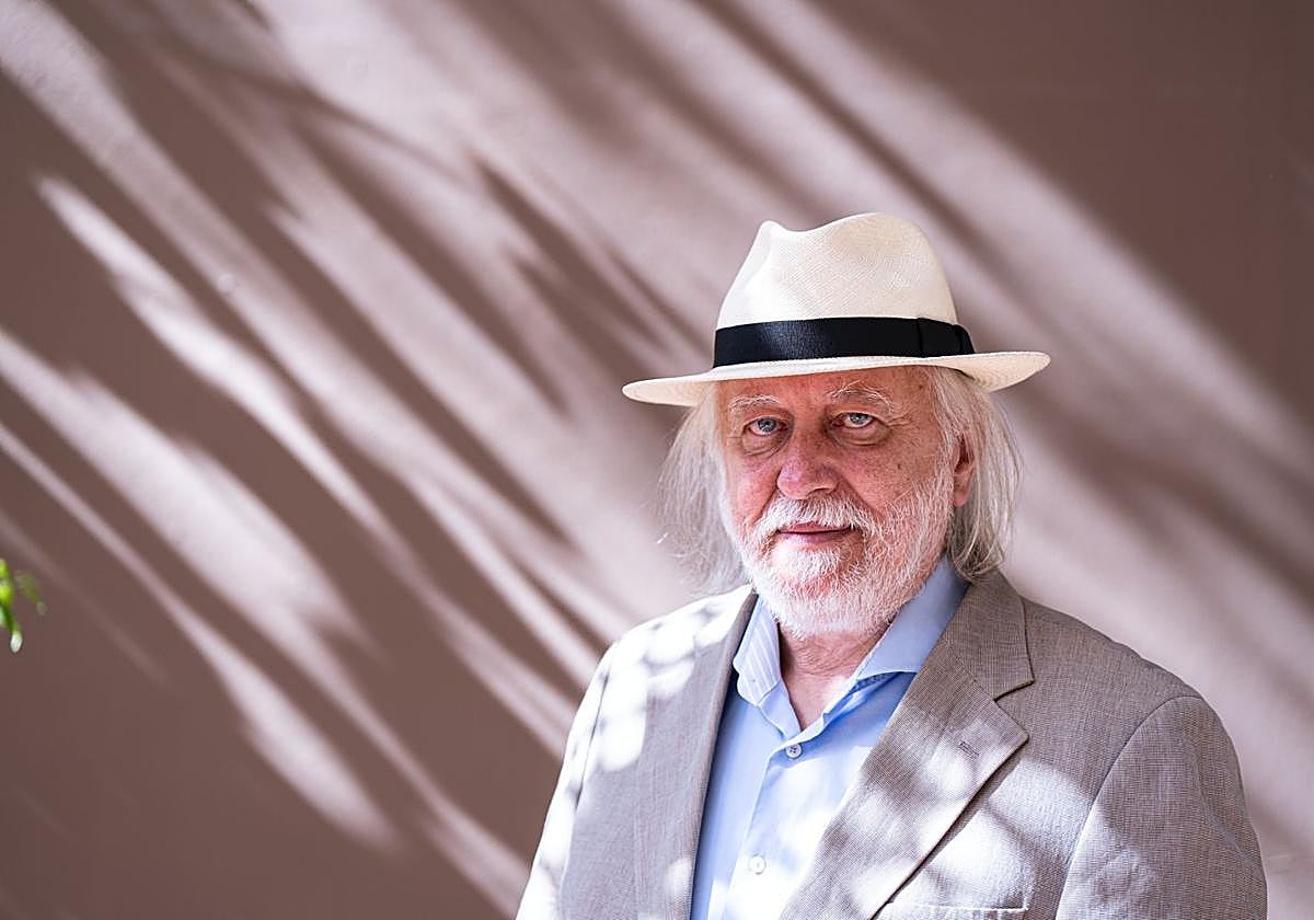 László Krasznahorkai, retratado en Marrakech