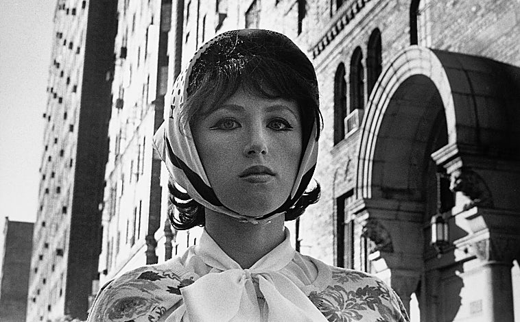 Imagen principal - Arriba, 'Untitled Film Still #17', 1978. Sobre estas líneas, a la izquierda, 'Untitled #462', 2007/2008. A la derecha, 'Untitled #414', 2003