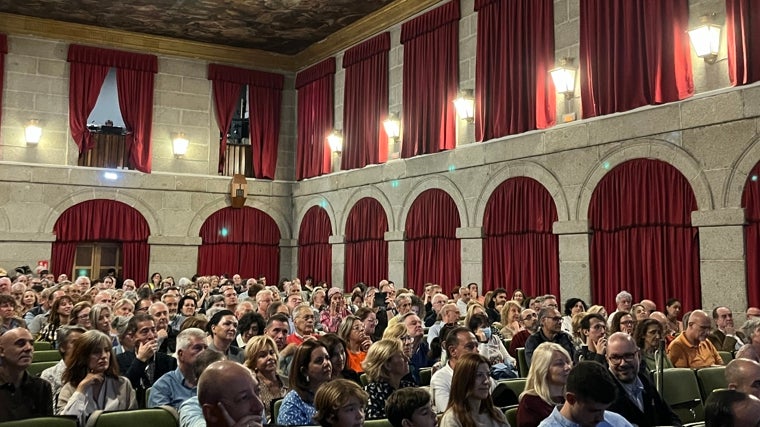 Lleno total en el Paraninfo del Real Colegio Alfonso XII, dentro de El Escorial