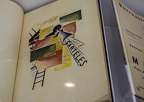 Imagen secundaria 1 - En las imágenes, algunas de las propuestas bibliográficas de la muestra