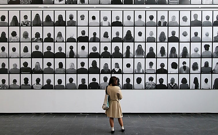 Imagen principal - En las imágenes, detalle del montaje de la muestra de Santiag Sierra en el Museo de Móstoles