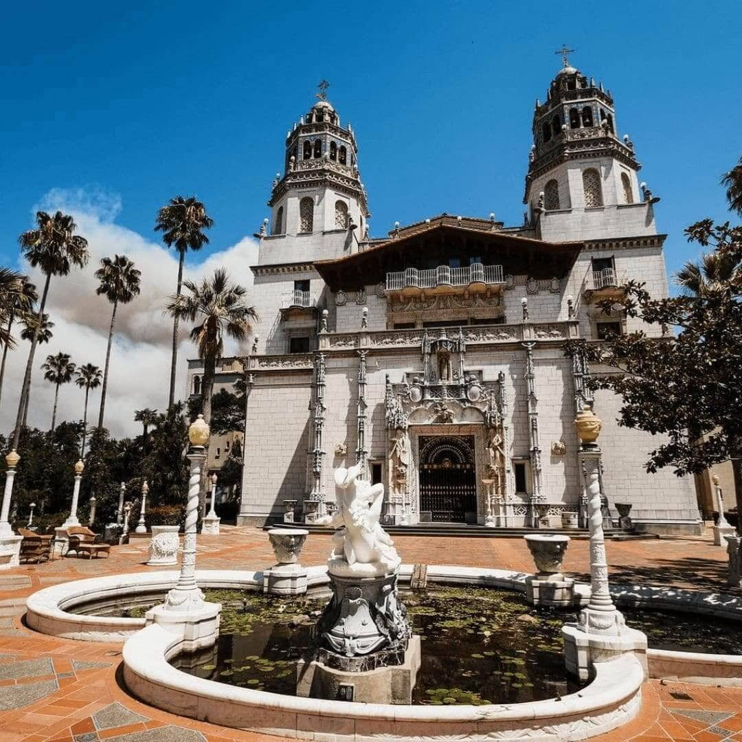 Fachada principal del Castillo Hearst, en San Simeón (Estados Unidos)