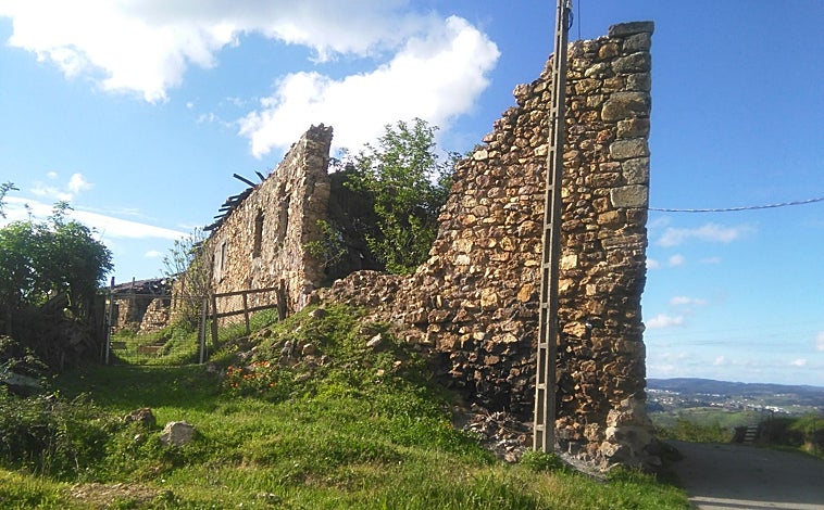 Imagen principal - Restos actuales del cuartel del monte Altamira. Balas Remington y un sondeo arqueológico en los alrededores de Bilbao