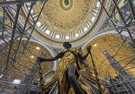 El baldaquino de Bernini en el Vaticano recupera su color original tras una restauración histórica