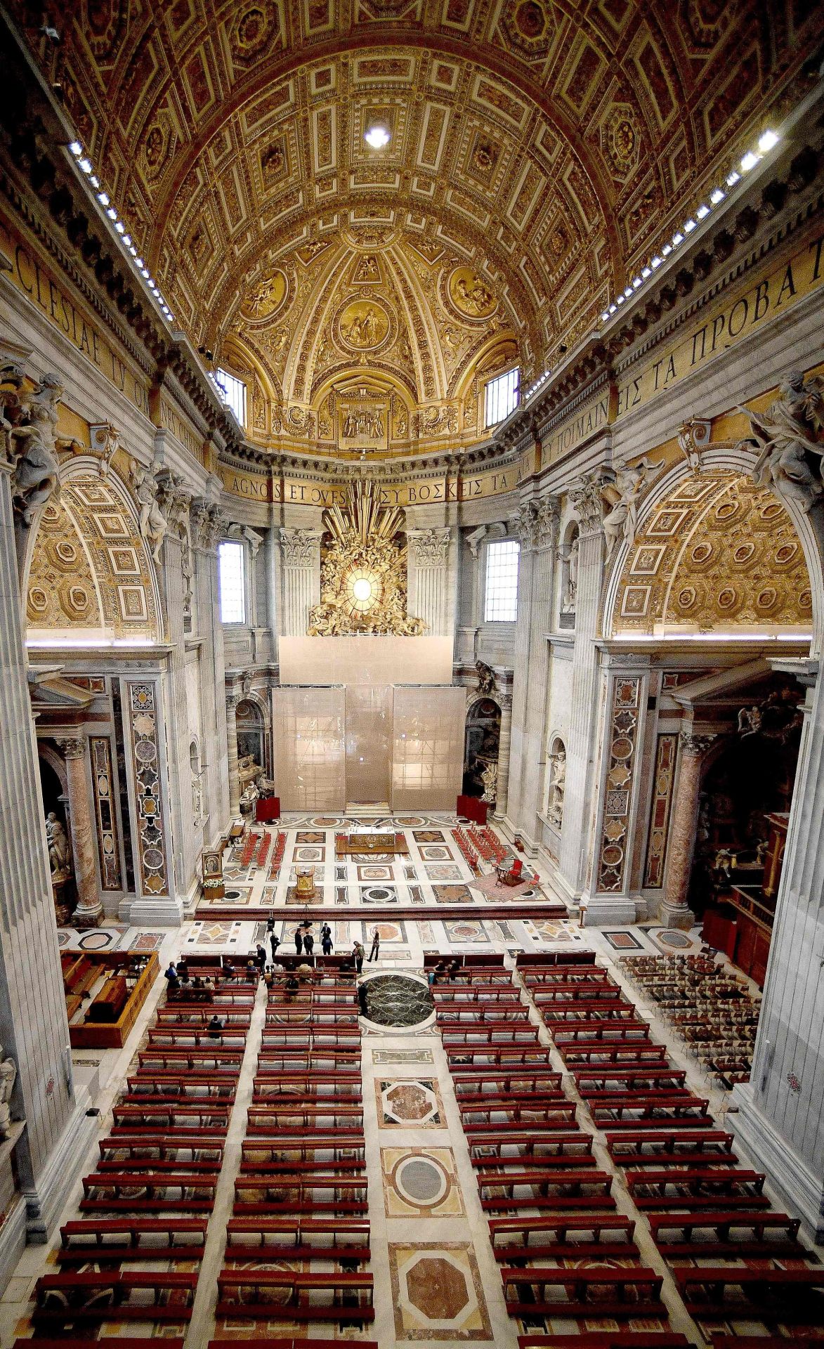 El baldaquino de Bernini en el Vaticano recupera su color original tras una restauración histórica