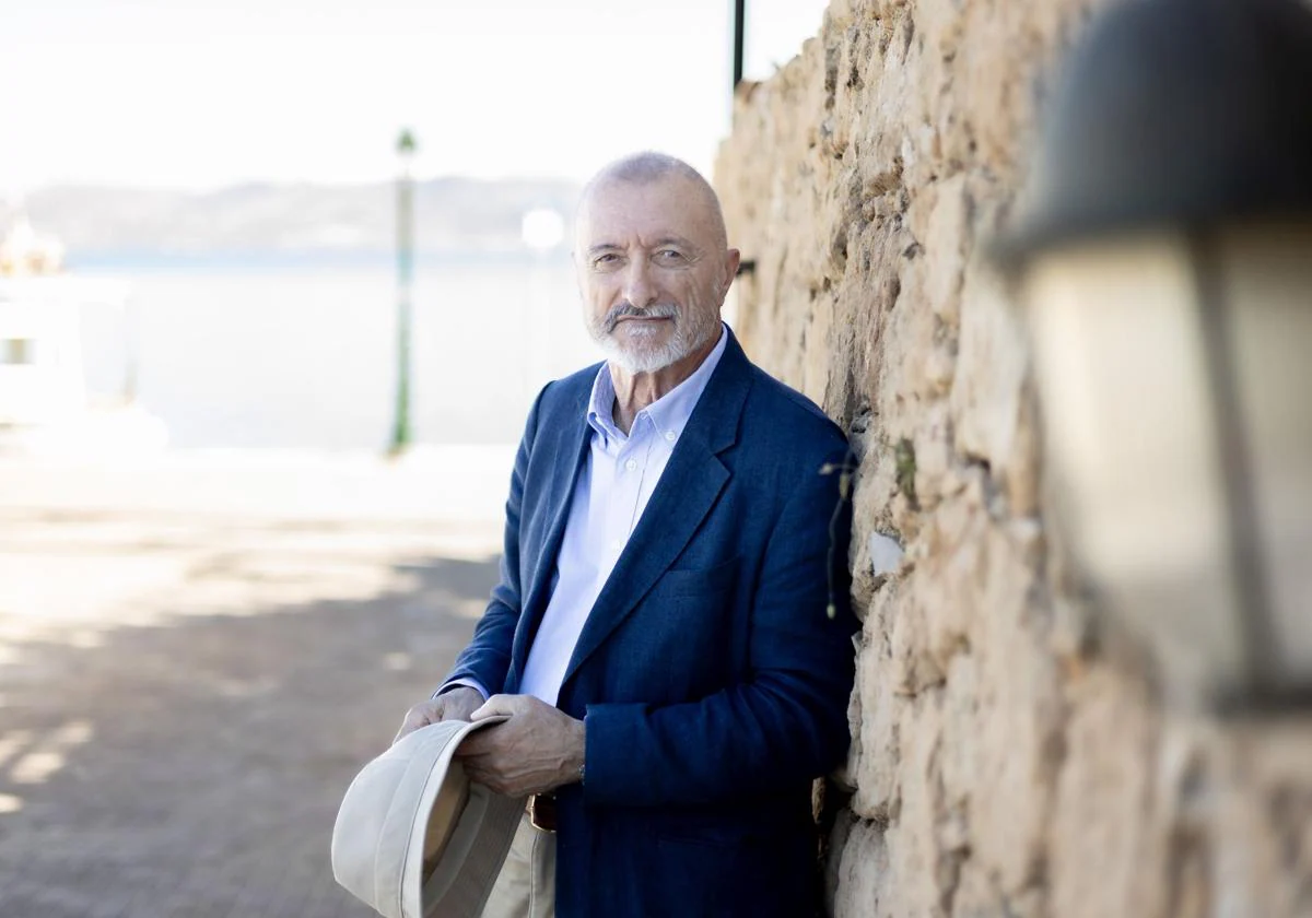 Arturo Pérez-Reverte en el pequeño puerto de la isla de Agistri