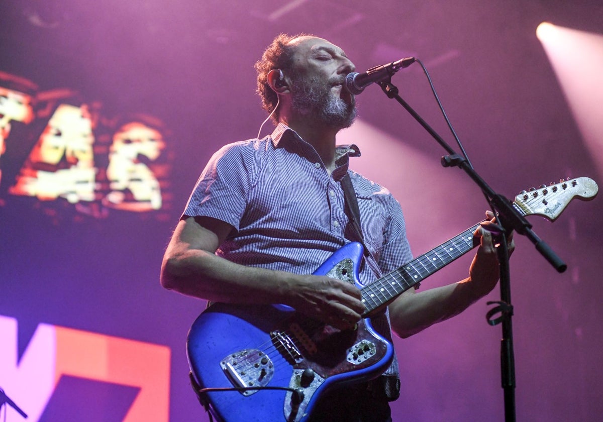 J, cantante de Los Planetas, durante su actuación en Barcelona