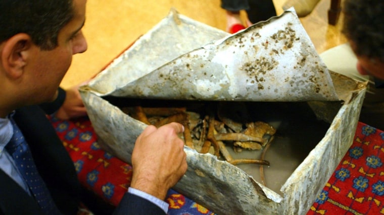 José Antonio Lorente, durante la apertura de la caja con los restos de Diego Colón en 2002