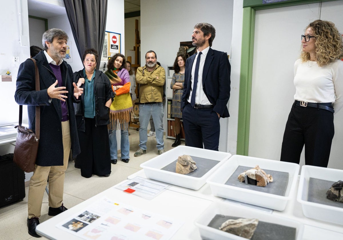 El ministro de Cultura, Ernest Urtasun (centro) escuchando a Isaac Sastre durante la visita el pasado 11 de octubre al Instituto del Patrimonio Cultural de España (IPCE)