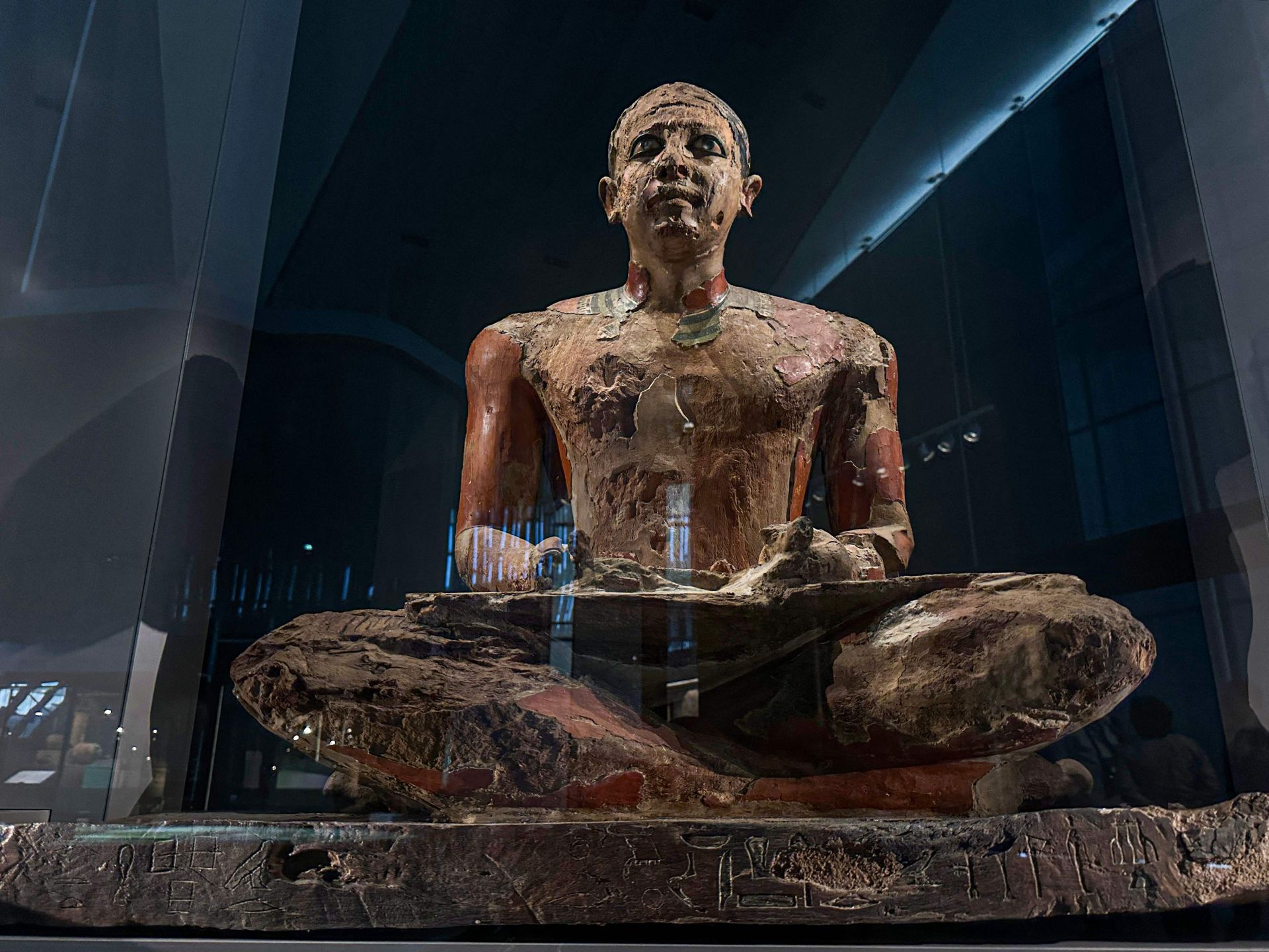 Egipto ha abierto una serie de galerías al público en su nuevo y emblemático Gran Museo Egipcio de Giza. En la imagen, la estatua colosal de un escriba.