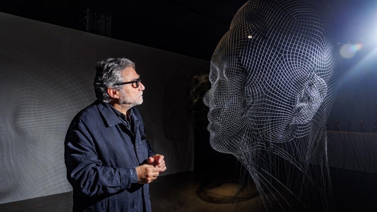 Jaume Plensa, ante una de sus cabezas invisibles