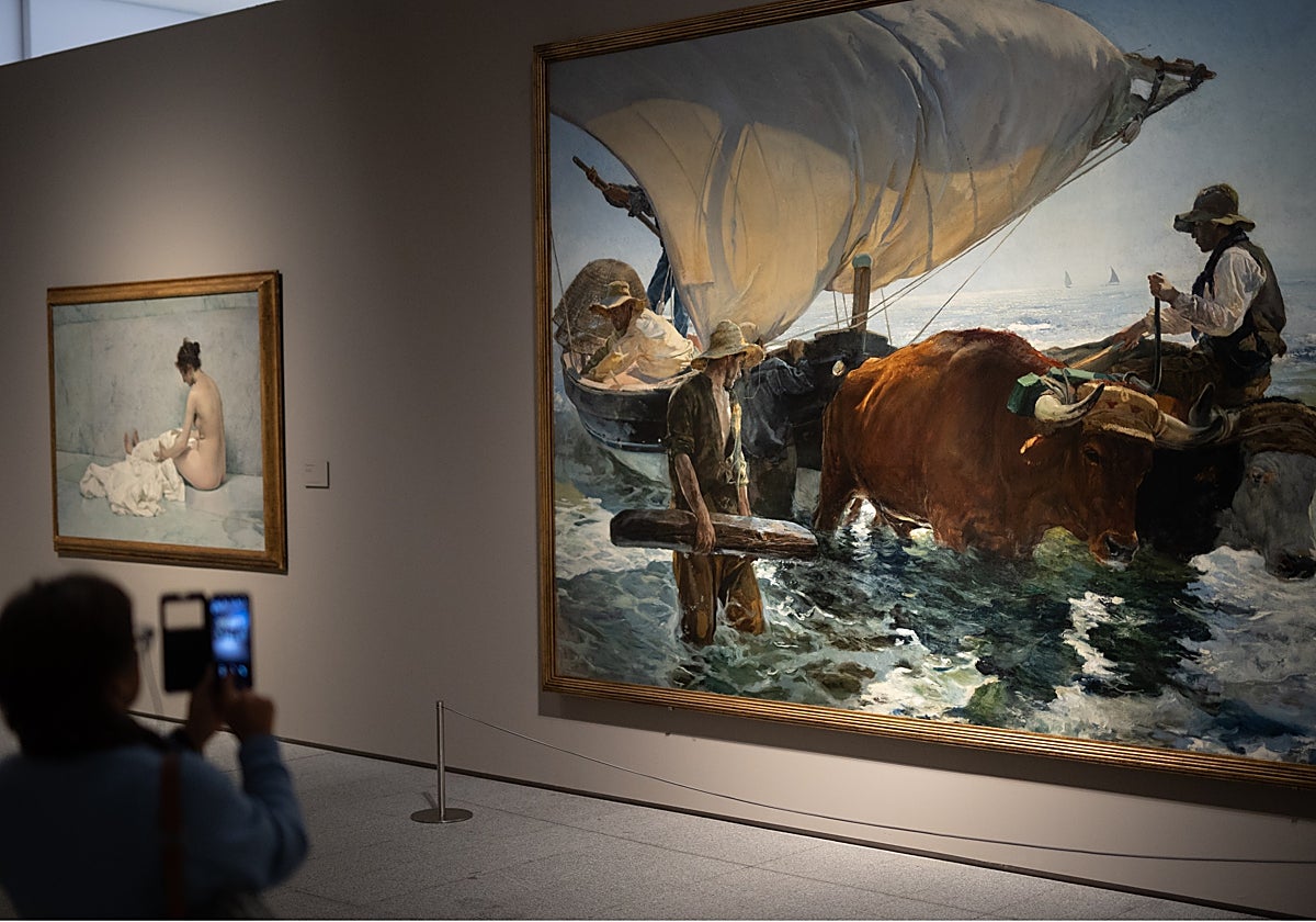 En primer plano, 'La vuelta de la pesca' (Museo d'Orsay, París), A la izda., 'Después del baño' (Comodato Museo Sorolla)