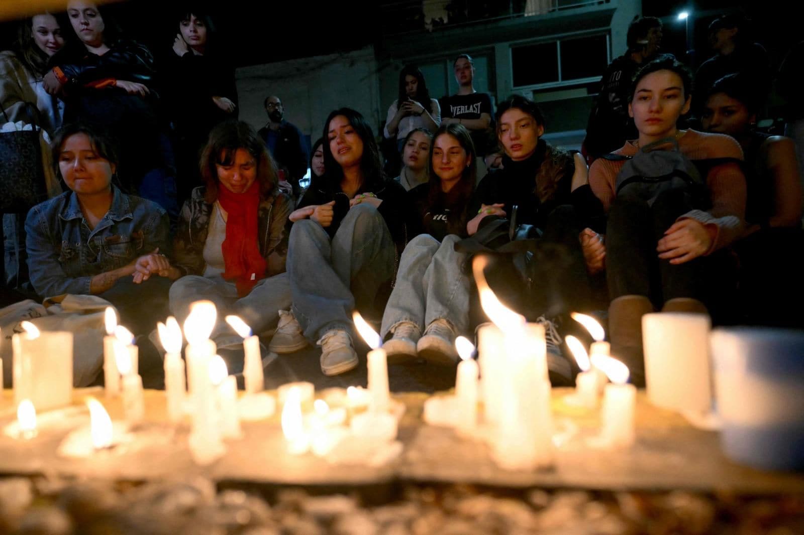 Vigil after the death of the actor in front of the hotel from which he fell