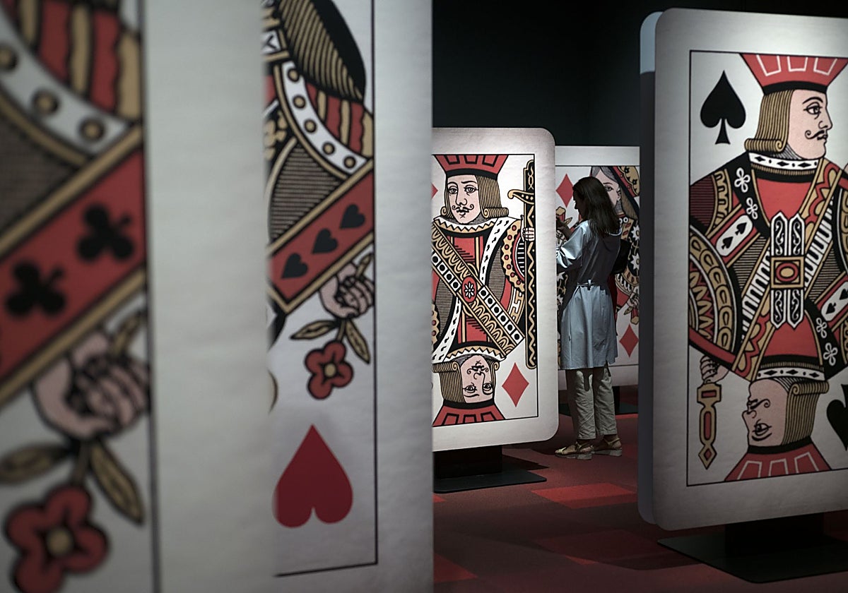 Alice, kültürel bir simge ve gerçeküstü bir kahraman olarak Harikalar Diyarı'na geri dönüyor