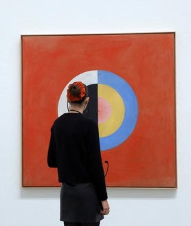 Imagen secundaria 2 - Arriba y sobre estas líneas, obras de Hilma af Klint en el Guggenheim Bilbao