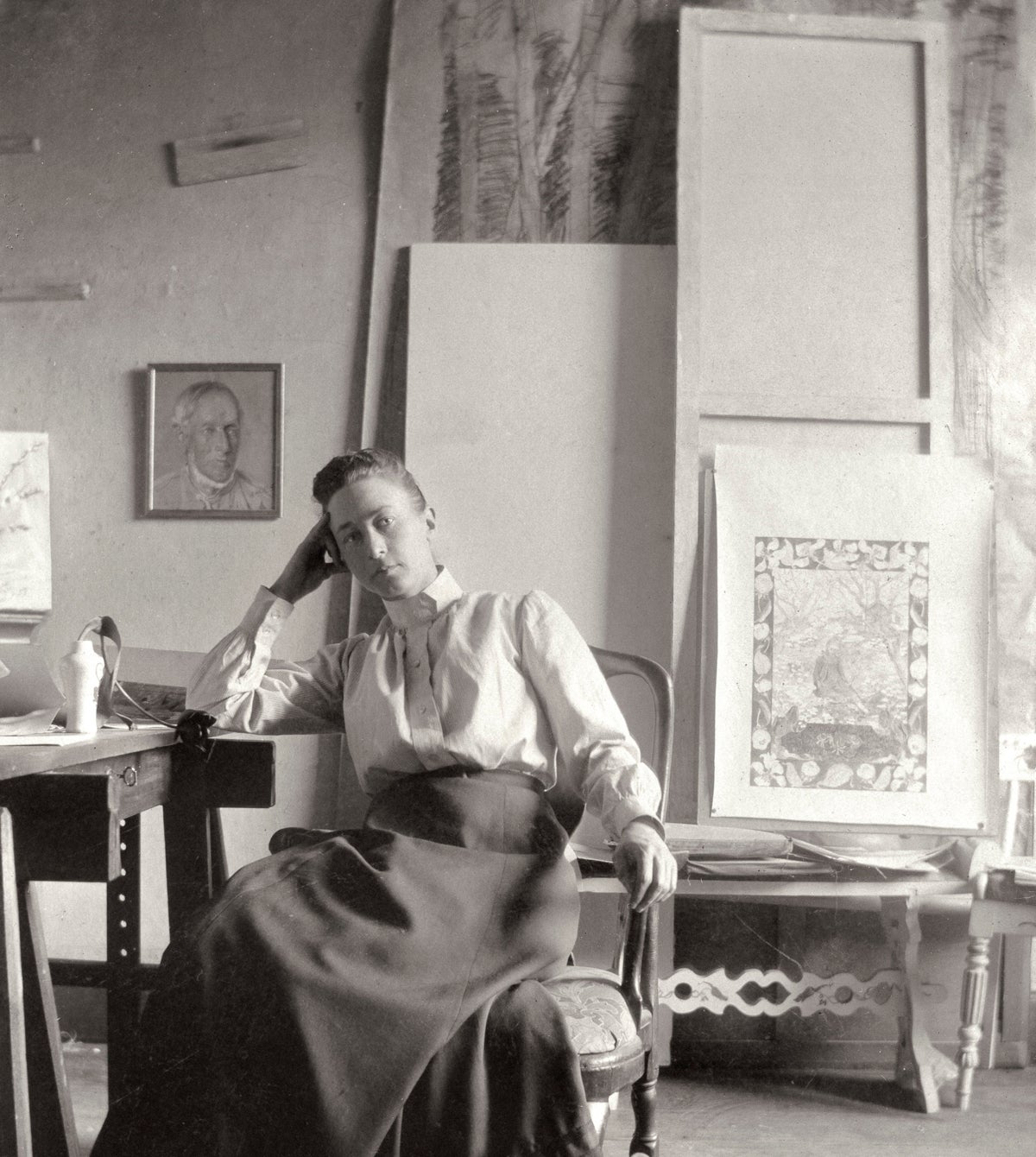 Fotografía de la artista sueca Hilma af Klint en su estudio de Hamngatan en Estocolmo