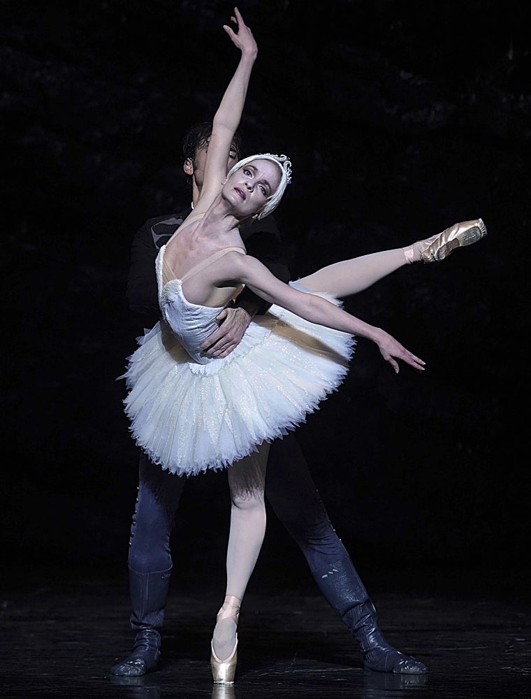 Sasha de Sola junto a Aaron Robinson en 'El lago de los cisnes'