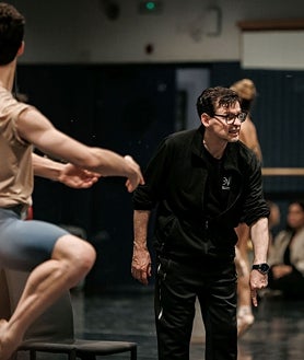 Imagen secundaria 2 - La clase es fundamental para los bailarines. Es una lección que aprenden desde el primer día que entran en un aula de danza. A la derecha, Antonio Castilla impartiendo la clase