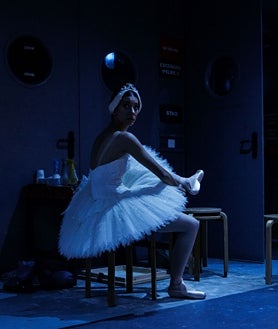 Imagen secundaria 2 - Los bailarines del San Francisco Ballet realizan cada día, además de la clase, un ensayo técnico junto a todo el equipo técnico tanto del Teatro Real como de la compañía durante la mañana.