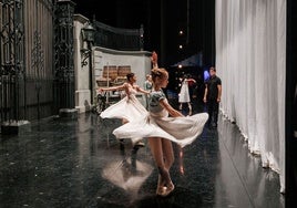 Dentro de 'El lago de los cisnes' (III): El corazón de la producción que diseña el milagro