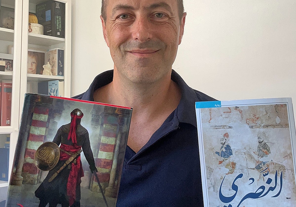 El autor, junto a sus obras