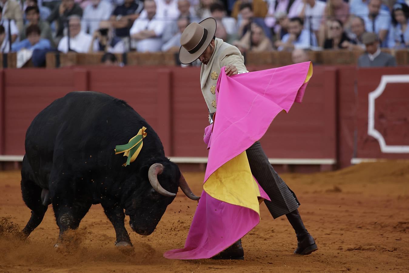 Imágenes del festival taurino a beneficio de Los Gitanos y que ha contado con la presencia de Curro Romero en los tendidos