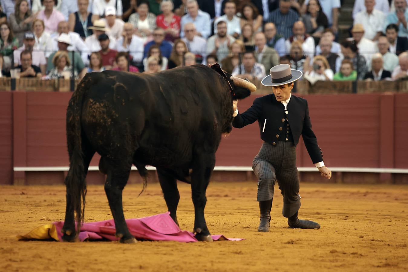 Imágenes del festival taurino a beneficio de Los Gitanos y que ha contado con la presencia de Curro Romero en los tendidos