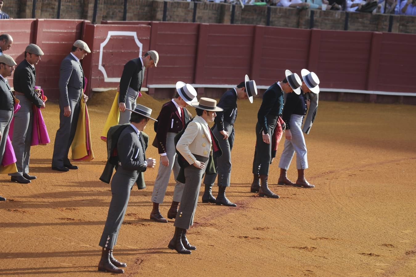 Imágenes del festival taurino a beneficio de Los Gitanos y que ha contado con la presencia de Curro Romero en los tendidos