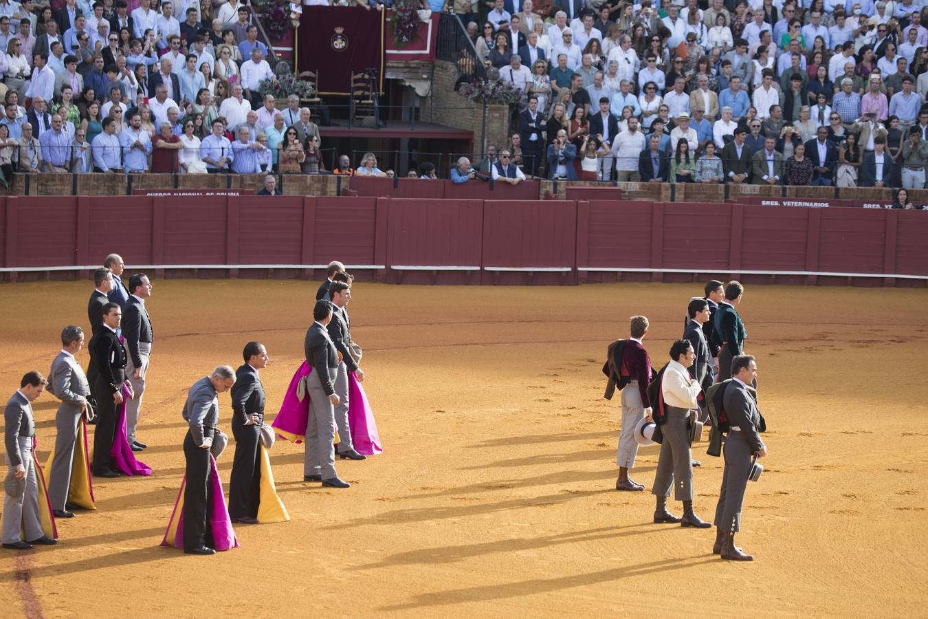 Imágenes del festival taurino a beneficio de Los Gitanos y que ha contado con la presencia de Curro Romero en los tendidos