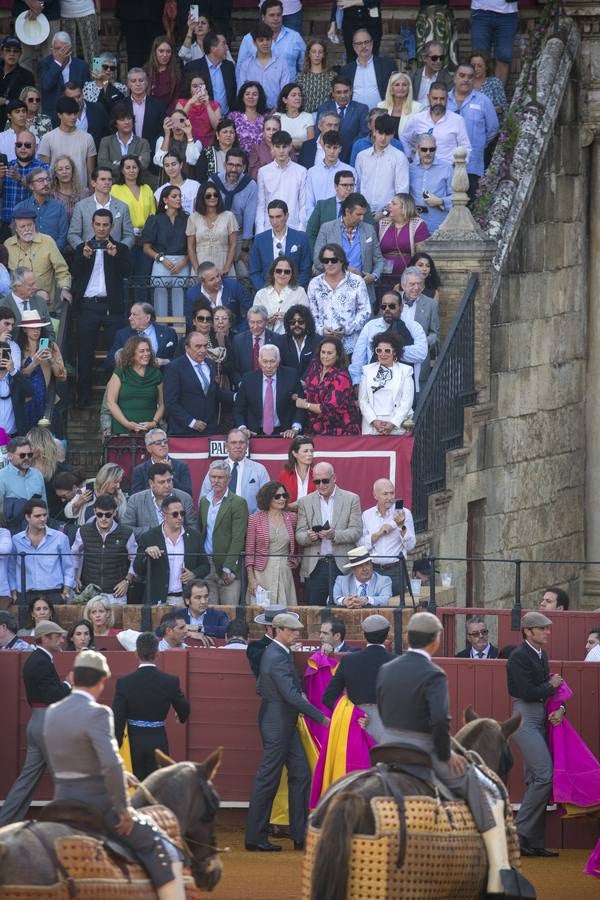 Imágenes del festival taurino a beneficio de Los Gitanos y que ha contado con la presencia de Curro Romero en los tendidos