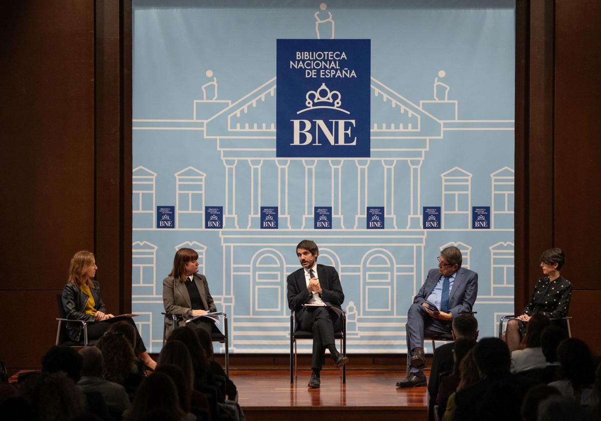 De izquieda a dereha: Inmaculada Ballesteros, María José Gálvez, Ernest Urtasun, Sergio Ramírez y Giselle Etcheverry