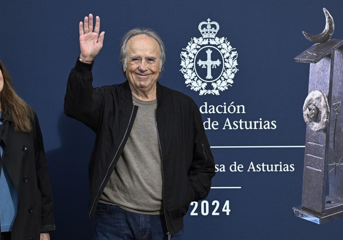 Joan Manuel Serrat, a su llegada a al recepción en el Hotel Reconquista de Oviedo