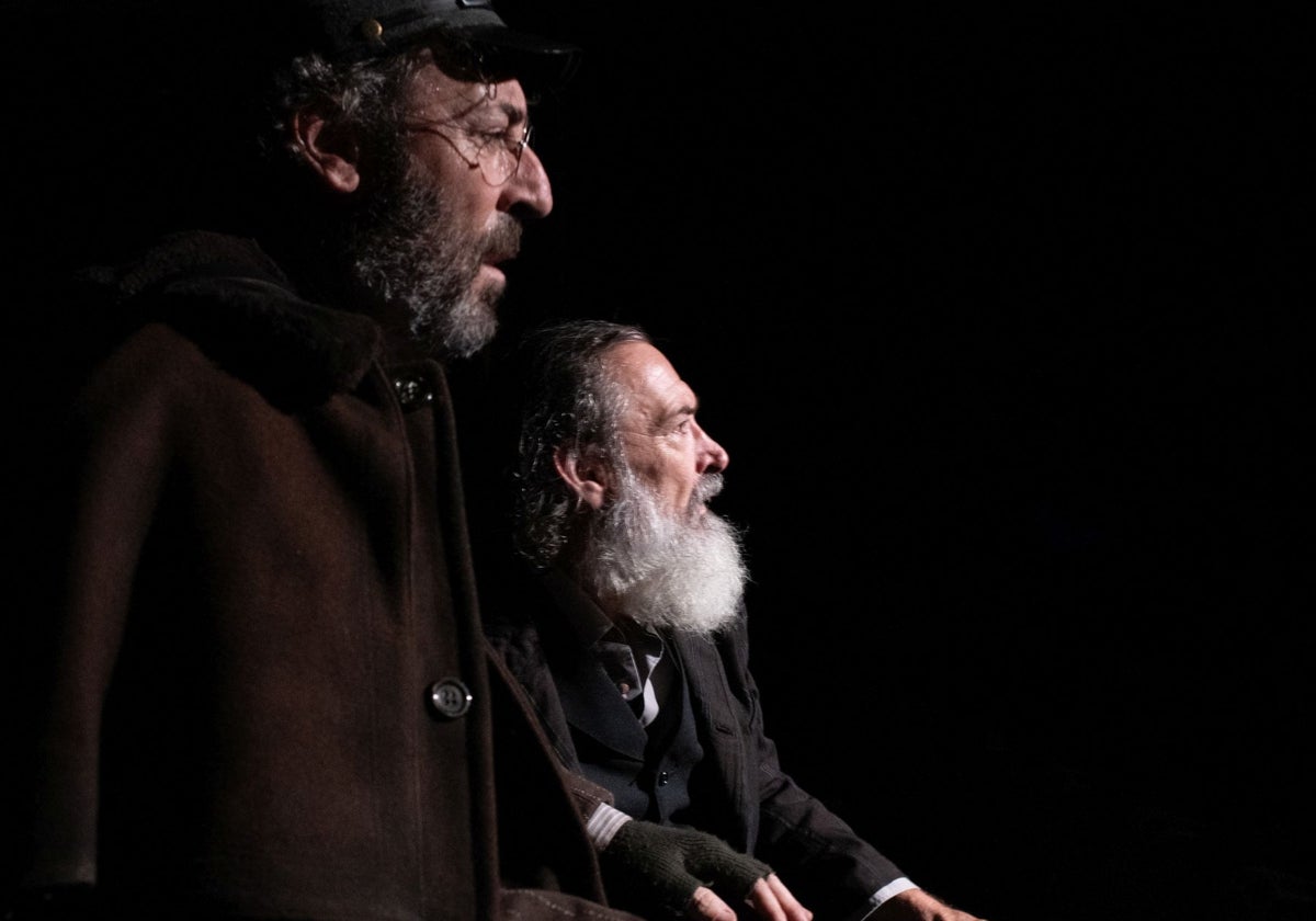 Antonio Molero y Ginés García-Millán, en una escena de 'Luces de bohemia'