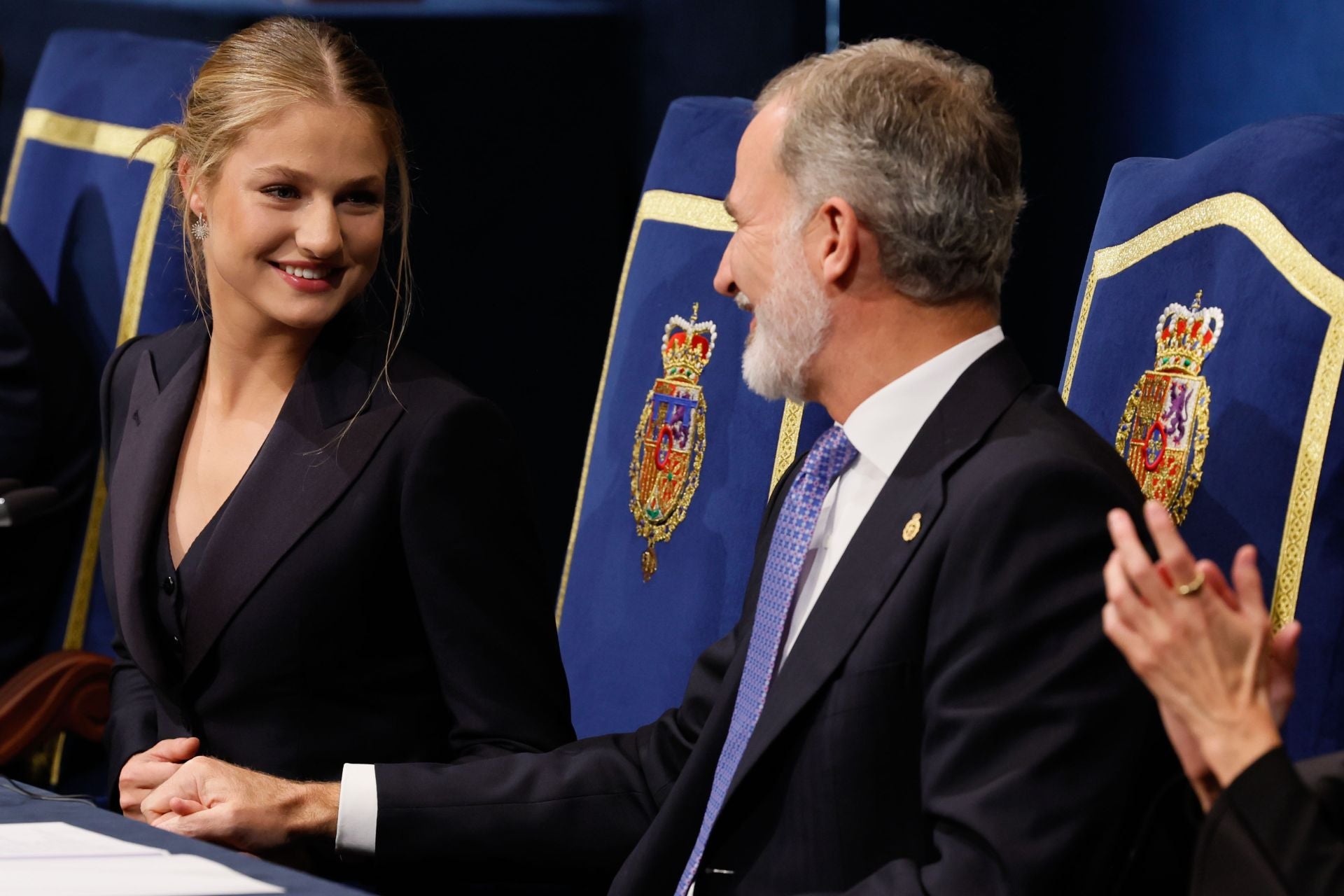Don Felipe estrecha la mano a su hija, la Princesa de Asturias, durante el acto
